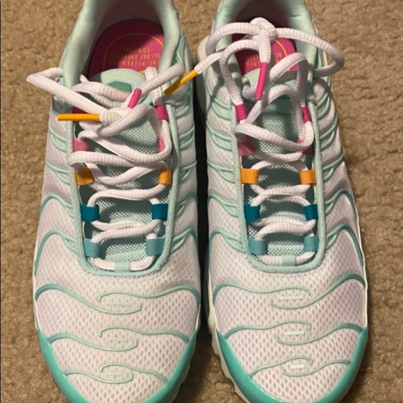 Women’s Nike - Picture 3 of 3